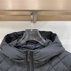Moncler-盟可睐 2026FW秋冬新款男士菱格连帽轻薄羽绒服 90新国标白鸭绒填充,高密防钻绒尼龙面料,原版五金拉 Moncler-盟可睐 2026FW秋冬新款男士菱格连帽轻薄羽绒服 90新国标白鸭绒填充,高密防钻绒尼龙面料,原版五金拉