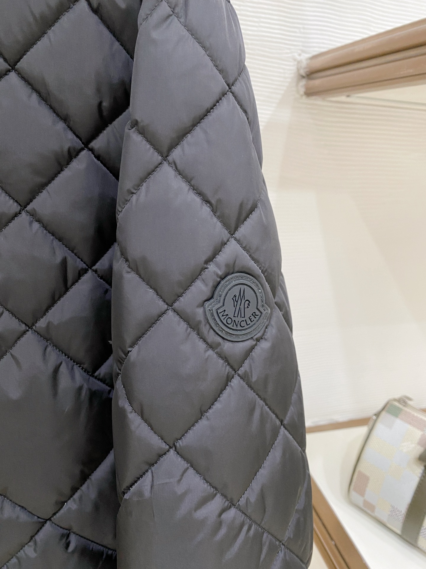 Moncler-盟可睐 2026FW秋冬新款男士翻领菱格轻薄羽绒服 90新国标白鸭绒填充，高密防钻绒尼龙面料，原版五金拉