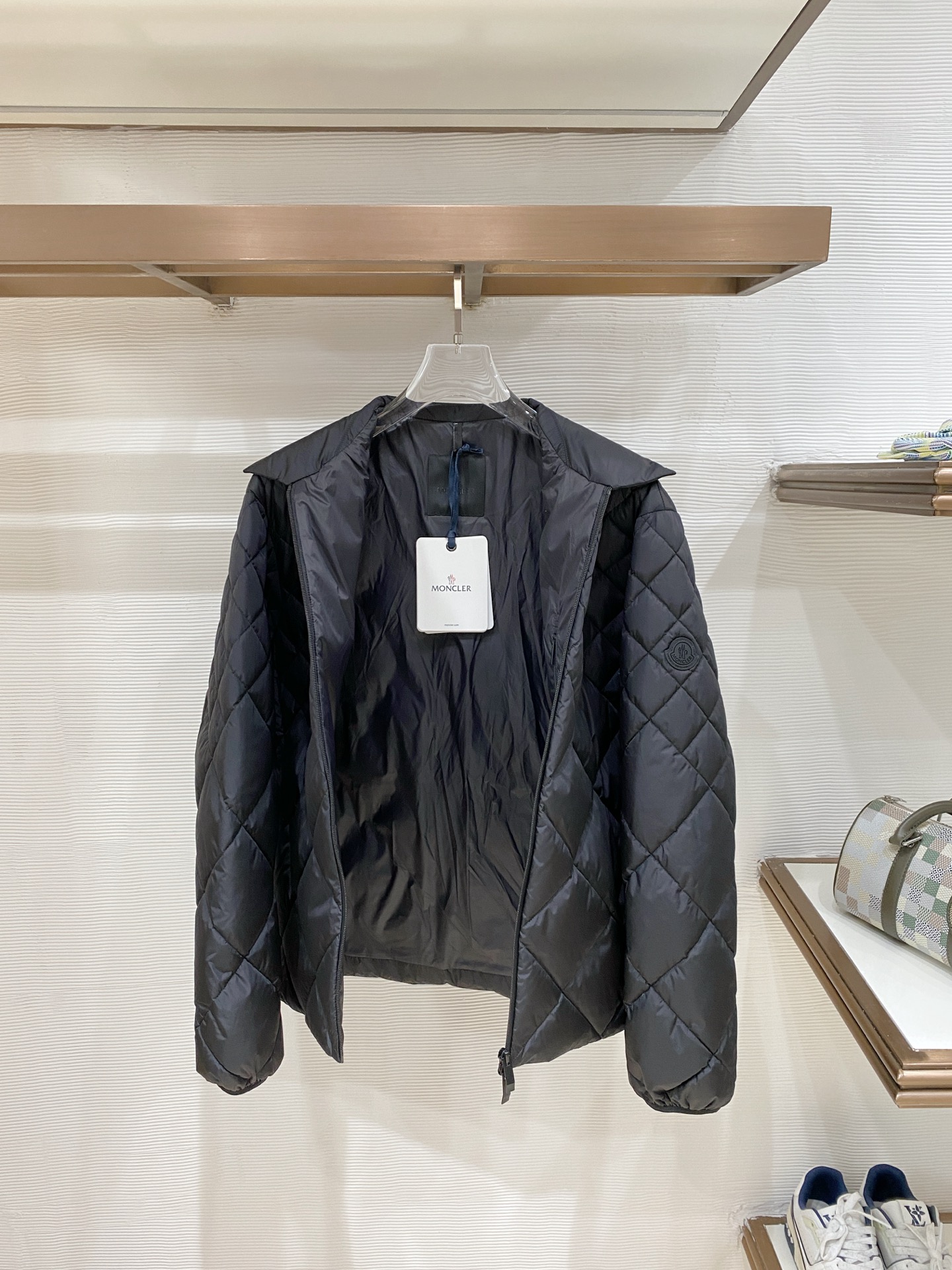 Moncler-盟可睐 2026FW秋冬新款男士翻领菱格轻薄羽绒服 90新国标白鸭绒填充，高密防钻绒尼龙面料，原版五金拉