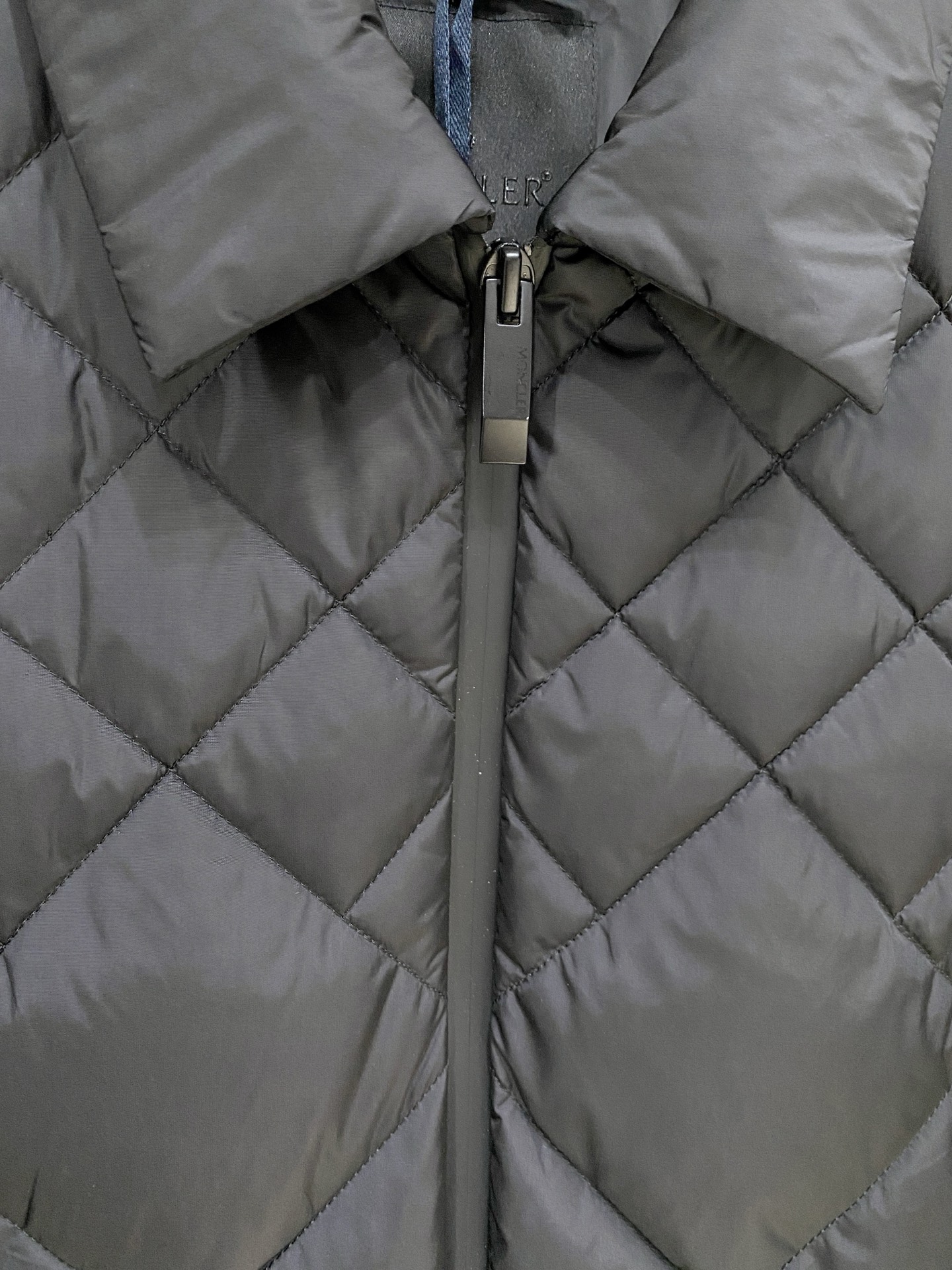 Moncler-盟可睐 2026FW秋冬新款男士翻领菱格轻薄羽绒服 90新国标白鸭绒填充，高密防钻绒尼龙面料，原版五金拉