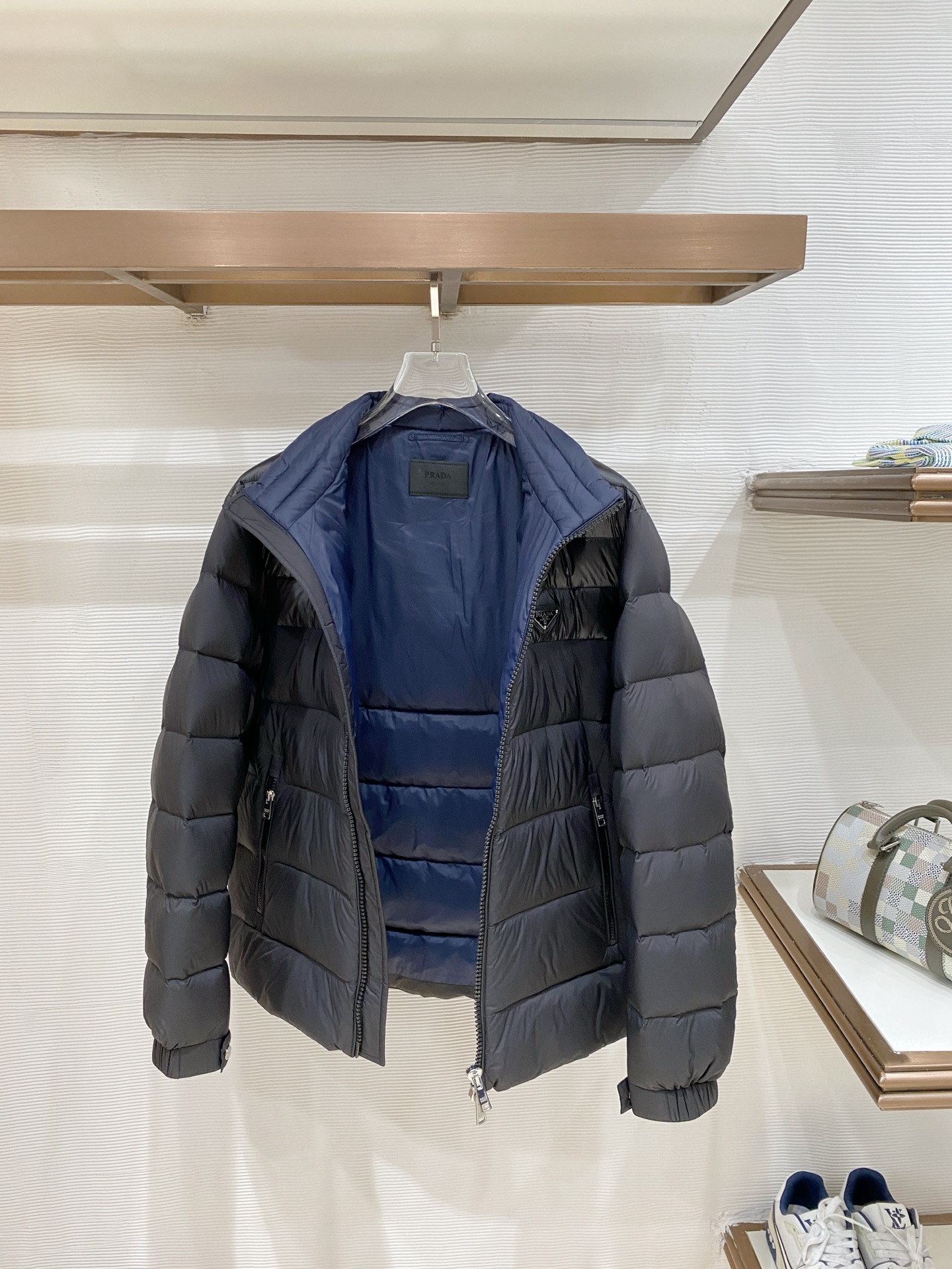 Prada-普拉达 2026FW秋冬新款男士立领横条羽绒服 90新国标白鸭绒填充，高密防风防钻绒尼龙面料，原版三角金属五
