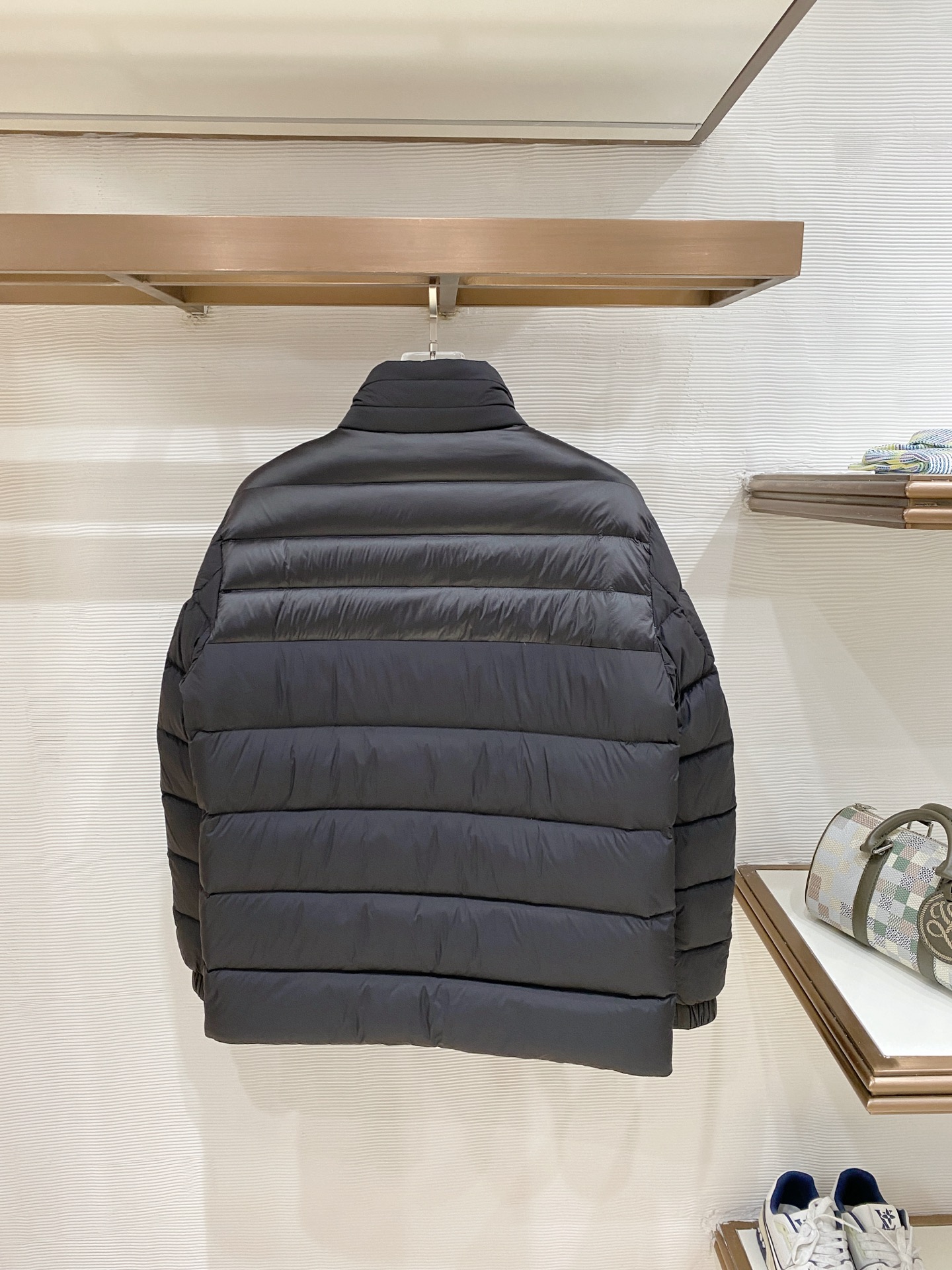 Prada-普拉达 2026FW秋冬新款男士立领横条羽绒服 90新国标白鸭绒填充，高密防风防钻绒尼龙面料，原版三角金属五