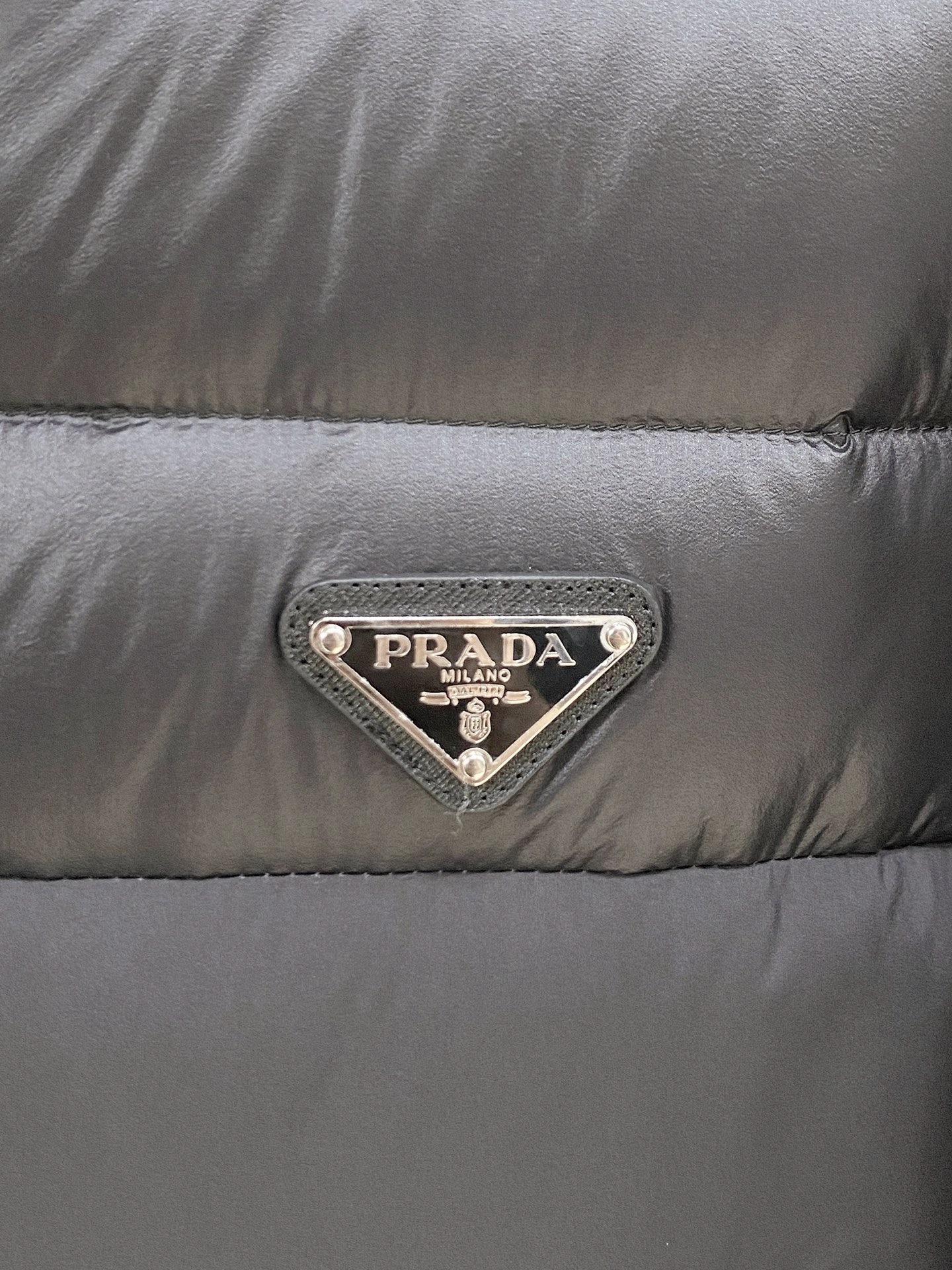 Prada-普拉达 2026FW秋冬新款男士立领横条羽绒服 90新国标白鸭绒填充，高密防风防钻绒尼龙面料，原版三角金属五