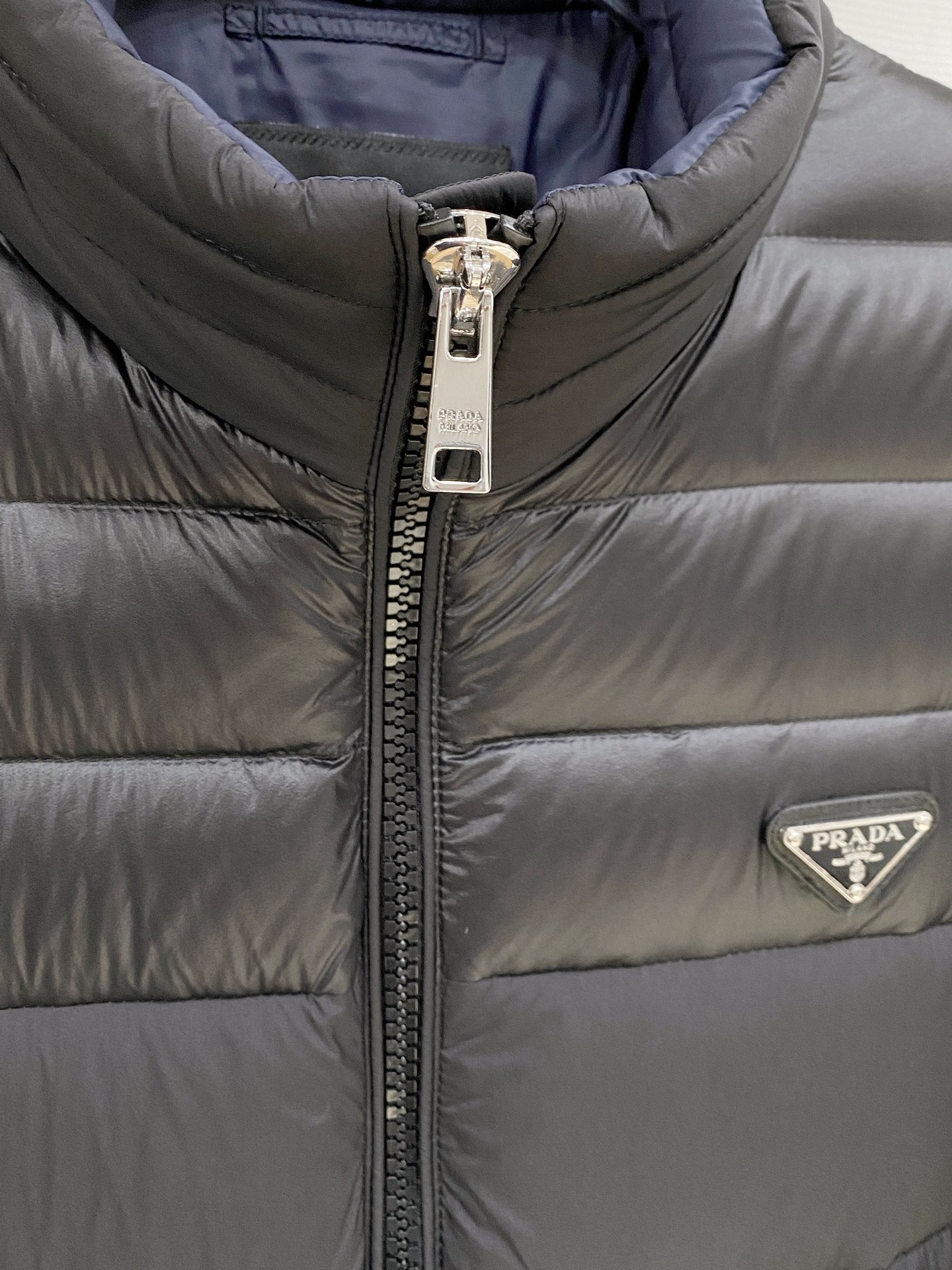 Prada-普拉达 2026FW秋冬新款男士立领横条羽绒服 90新国标白鸭绒填充，高密防风防钻绒尼龙面料，原版三角金属五