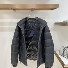 Prada-普拉达 2026FW秋冬新款男士立领横条羽绒服 90新国标白鸭绒填充,高密防风防钻绒尼龙面料,原版开模三角金 Prada-普拉达 2026FW秋冬新款男士立领横条羽绒服 90新国标白鸭绒填充,高密防风防钻绒尼龙面料,原版开模三角金