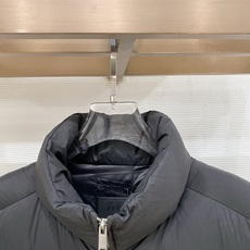 Prada-普拉达 2026FW秋冬新款男士立领横条羽绒服 90新国标白鸭绒填充,高密防风防钻绒尼龙面料,原版开模三角金 Prada-普拉达 2026FW秋冬新款男士立领横条羽绒服 90新国标白鸭绒填充,高密防风防钻绒尼龙面料,原版开模三角金