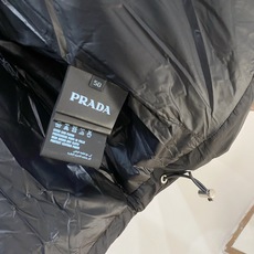 Prada-普拉达 2026FW秋冬新款男士立领横条羽绒服 90新国标白鸭绒填充,高密防风防钻绒尼龙面料,原版开模三角金 Prada-普拉达 2026FW秋冬新款男士立领横条羽绒服 90新国标白鸭绒填充,高密防风防钻绒尼龙面料,原版开模三角金