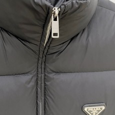 Prada-普拉达 2026FW秋冬新款男士立领横条羽绒服 90新国标白鸭绒填充,高密防风防钻绒尼龙面料,原版开模三角金 Prada-普拉达 2026FW秋冬新款男士立领横条羽绒服 90新国标白鸭绒填充,高密防风防钻绒尼龙面料,原版开模三角金