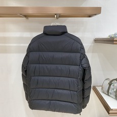 Prada-普拉达 2026FW秋冬新款男士立领横条羽绒服 90新国标白鸭绒填充,高密防风防钻绒尼龙面料,原版开模三角金 Prada-普拉达 2026FW秋冬新款男士立领横条羽绒服 90新国标白鸭绒填充,高密防风防钻绒尼龙面料,原版开模三角金