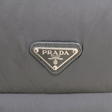 Prada-普拉达 2026FW秋冬新款男士立领横条羽绒服 90新国标白鸭绒填充,高密防风防钻绒尼龙面料,原版开模三角金 Prada-普拉达 2026FW秋冬新款男士立领横条羽绒服 90新国标白鸭绒填充,高密防风防钻绒尼龙面料,原版开模三角金