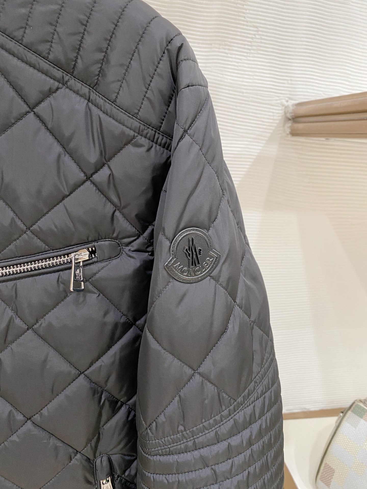 Moncler-盟可睐 2026FW秋冬新款男士机车立领菱格羽绒服 90新国标白鸭绒填充，高密防风防钻绒尼龙面料，原版全