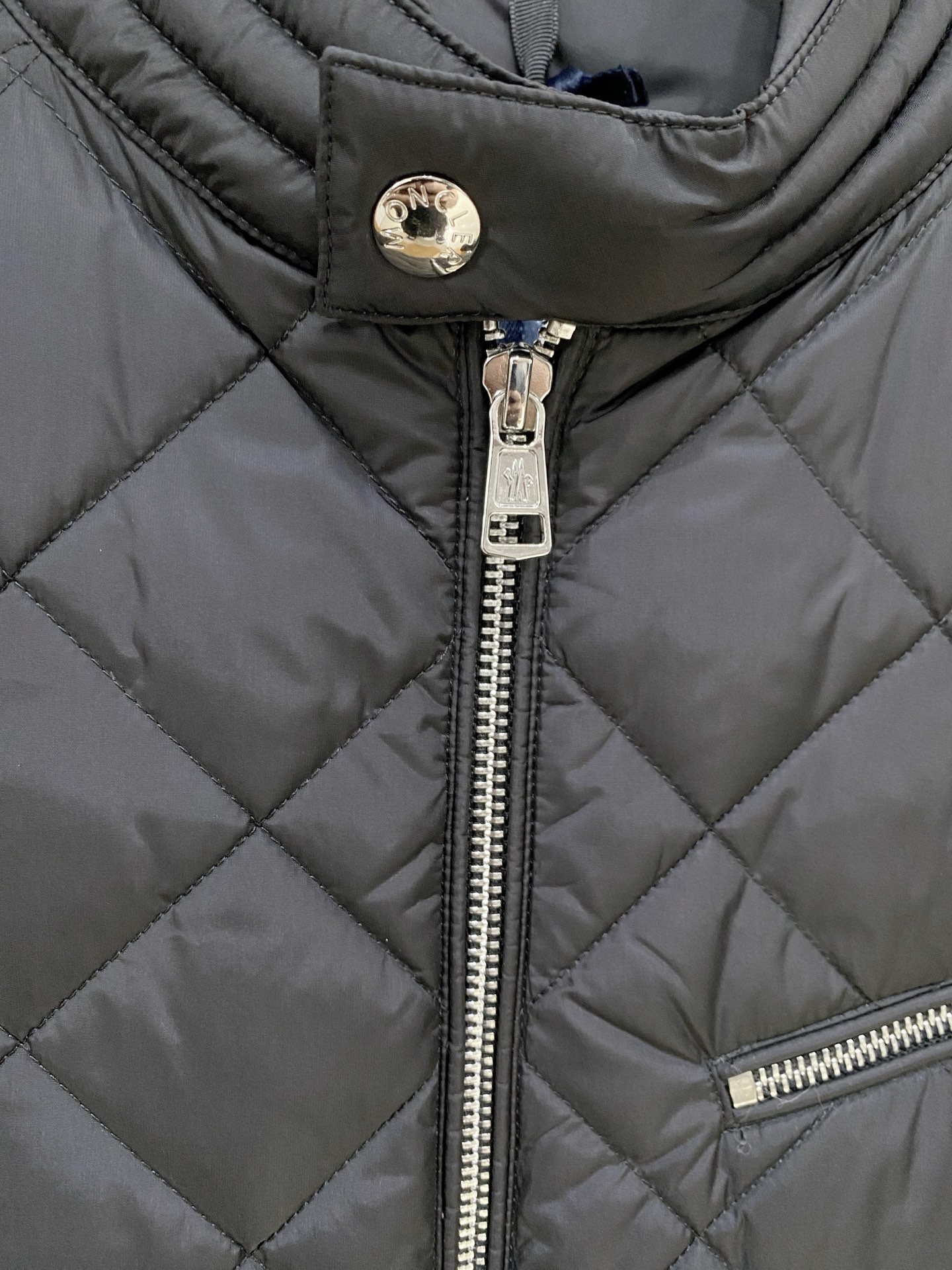 Moncler-盟可睐 2026FW秋冬新款男士机车立领菱格羽绒服 90新国标白鸭绒填充，高密防风防钻绒尼龙面料，原版全