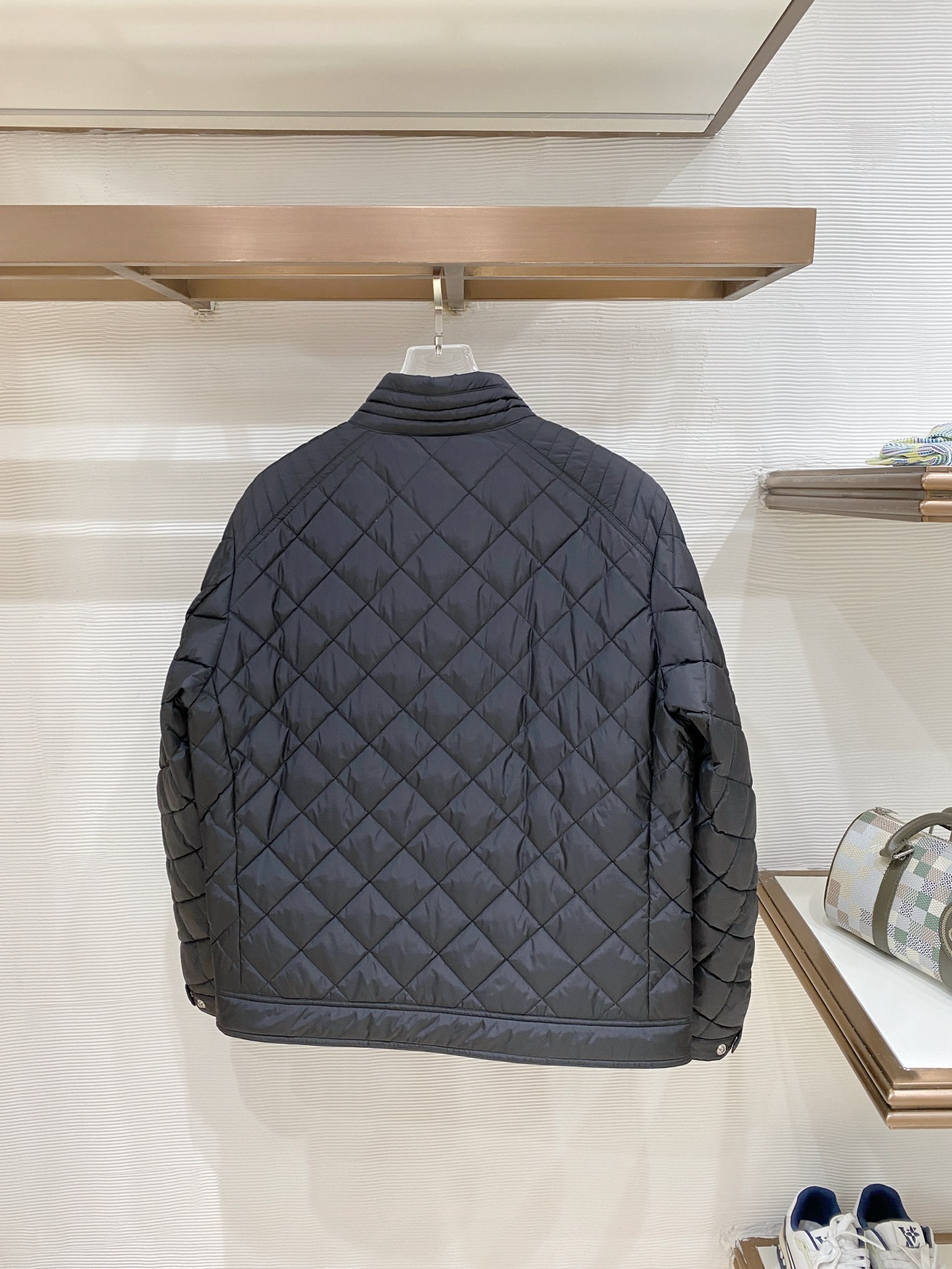 Moncler-盟可睐 2026FW秋冬新款男士机车立领菱格羽绒服 90新国标白鸭绒填充，高密防风防钻绒尼龙面料，原版全
