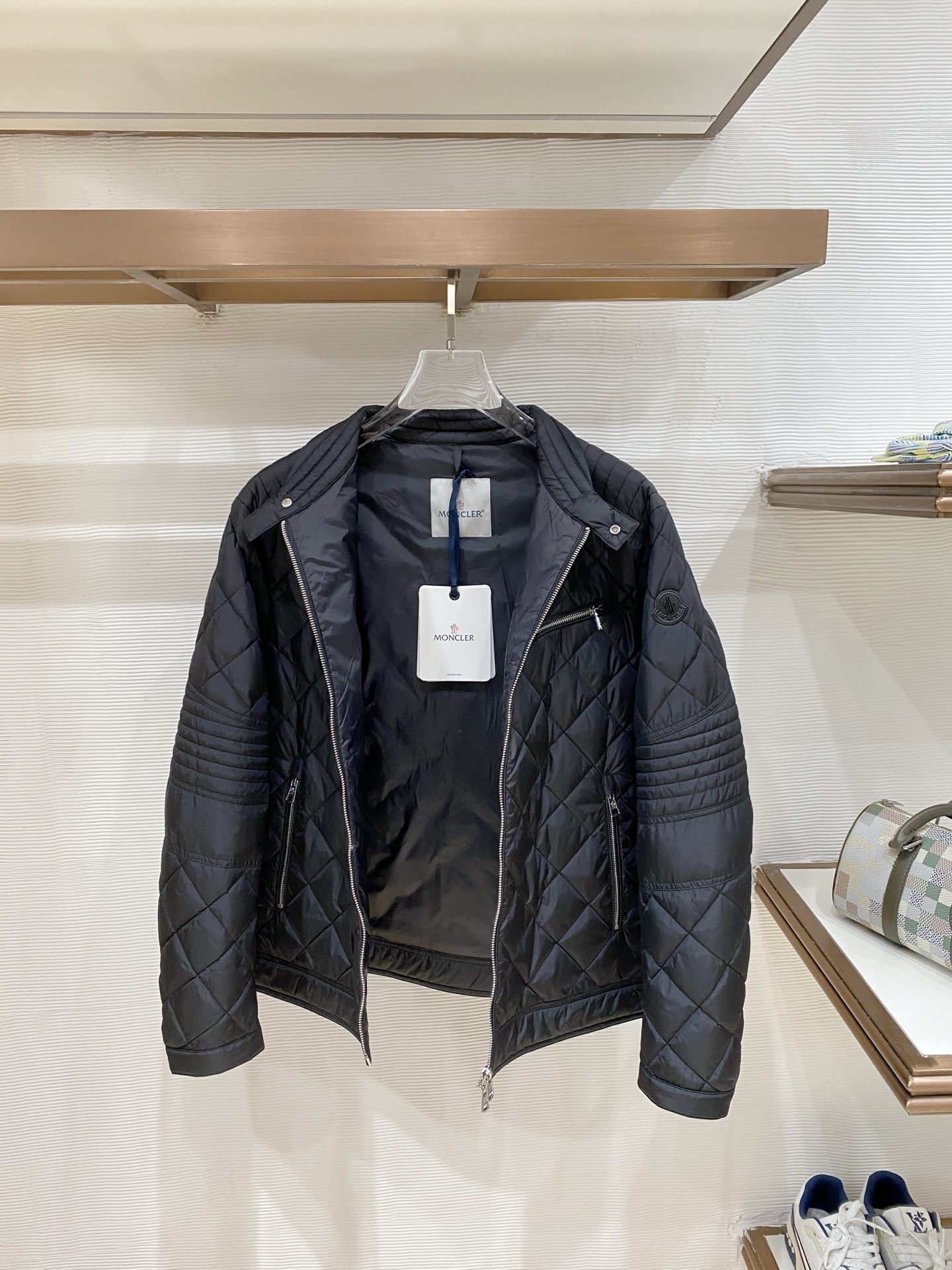 Moncler-盟可睐 2026FW秋冬新款男士机车立领菱格羽绒服 90新国标白鸭绒填充，高密防风防钻绒尼龙面料，原版全