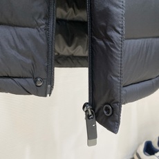 Burberry-博柏利 2026FW秋冬新款男士立领横条轻薄羽绒服 90新国标白鸭绒填充,高密防风防钻绒尼龙面料,原版 Burberry-博柏利 2026FW秋冬新款男士立领横条轻薄羽绒服 90新国标白鸭绒填充,高密防风防钻绒尼龙面料,原版