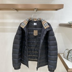 Burberry-博柏利 2026FW秋冬新款男士立领横条轻薄羽绒服 90新国标白鸭绒填充,高密防风防钻绒尼龙面料,原版 Burberry-博柏利 2026FW秋冬新款男士立领横条轻薄羽绒服 90新国标白鸭绒填充,高密防风防钻绒尼龙面料,原版