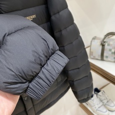 Burberry-博柏利 2026FW秋冬新款男士立领横条轻薄羽绒服 90新国标白鸭绒填充,高密防风防钻绒尼龙面料,原版 Burberry-博柏利 2026FW秋冬新款男士立领横条轻薄羽绒服 90新国标白鸭绒填充,高密防风防钻绒尼龙面料,原版
