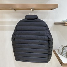 Burberry-博柏利 2026FW秋冬新款男士立领横条轻薄羽绒服 90新国标白鸭绒填充,高密防风防钻绒尼龙面料,原版 Burberry-博柏利 2026FW秋冬新款男士立领横条轻薄羽绒服 90新国标白鸭绒填充,高密防风防钻绒尼龙面料,原版