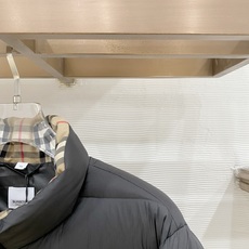 Burberry-博柏利 2026FW秋冬新款男士立领横条轻薄羽绒服 90新国标白鸭绒填充,高密防风防钻绒尼龙面料,原版 Burberry-博柏利 2026FW秋冬新款男士立领横条轻薄羽绒服 90新国标白鸭绒填充,高密防风防钻绒尼龙面料,原版