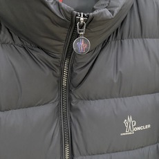 Moncler-盟可睐 2026FW秋冬新款男士横条立领轻薄羽绒服 90新国标白鸭绒填充,高密防钻绒尼龙面料,原版五金拉 Moncler-盟可睐 2026FW秋冬新款男士横条立领轻薄羽绒服 90新国标白鸭绒填充,高密防钻绒尼龙面料,原版五金拉