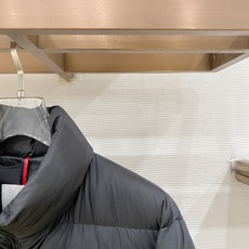Moncler-盟可睐 2026FW秋冬新款男士横条立领轻薄羽绒服 90新国标白鸭绒填充,高密防钻绒尼龙面料,原版五金拉 Moncler-盟可睐 2026FW秋冬新款男士横条立领轻薄羽绒服 90新国标白鸭绒填充,高密防钻绒尼龙面料,原版五金拉