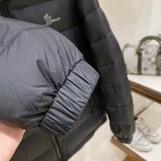 Moncler-盟可睐 2026FW秋冬新款男士横条立领轻薄羽绒服 90新国标白鸭绒填充,高密防钻绒尼龙面料,原版五金拉 Moncler-盟可睐 2026FW秋冬新款男士横条立领轻薄羽绒服 90新国标白鸭绒填充,高密防钻绒尼龙面料,原版五金拉