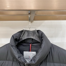 Moncler-盟可睐 2026FW秋冬新款男士横条立领轻薄羽绒服 90新国标白鸭绒填充,高密防钻绒尼龙面料,原版五金拉 Moncler-盟可睐 2026FW秋冬新款男士横条立领轻薄羽绒服 90新国标白鸭绒填充,高密防钻绒尼龙面料,原版五金拉