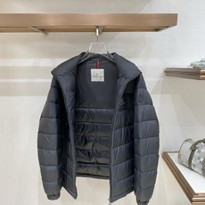 Moncler-盟可睐 2026FW秋冬新款男士横条立领轻薄羽绒服 90新国标白鸭绒填充,高密防钻绒尼龙面料,原版五金拉 Moncler-盟可睐 2026FW秋冬新款男士横条立领轻薄羽绒服 90新国标白鸭绒填充,高密防钻绒尼龙面料,原版五金拉