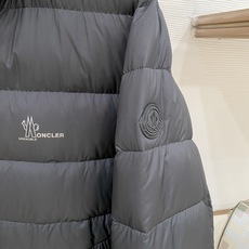Moncler-盟可睐 2026FW秋冬新款男士横条立领轻薄羽绒服 90新国标白鸭绒填充,高密防钻绒尼龙面料,原版五金拉 Moncler-盟可睐 2026FW秋冬新款男士横条立领轻薄羽绒服 90新国标白鸭绒填充,高密防钻绒尼龙面料,原版五金拉