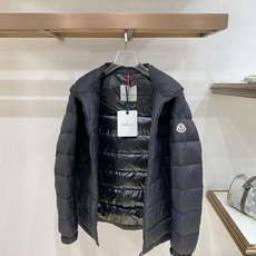 Moncler-盟可睐 2026FW秋冬新款男士立领横条轻薄羽绒服 90新国标白鸭绒填充,高密防钻绒尼龙面料,原版五金拉 Moncler-盟可睐 2026FW秋冬新款男士立领横条轻薄羽绒服 90新国标白鸭绒填充,高密防钻绒尼龙面料,原版五金拉
