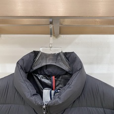 Moncler-盟可睐 2026FW秋冬新款男士立领横条轻薄羽绒服 90新国标白鸭绒填充,高密防钻绒尼龙面料,原版五金拉 Moncler-盟可睐 2026FW秋冬新款男士立领横条轻薄羽绒服 90新国标白鸭绒填充,高密防钻绒尼龙面料,原版五金拉