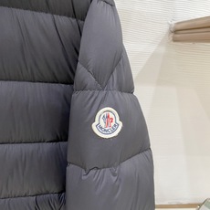 Moncler-盟可睐 2026FW秋冬新款男士立领横条轻薄羽绒服 90新国标白鸭绒填充,高密防钻绒尼龙面料,原版五金拉 Moncler-盟可睐 2026FW秋冬新款男士立领横条轻薄羽绒服 90新国标白鸭绒填充,高密防钻绒尼龙面料,原版五金拉