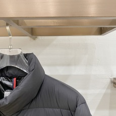 Moncler-盟可睐 2026FW秋冬新款男士立领横条轻薄羽绒服 90新国标白鸭绒填充,高密防钻绒尼龙面料,原版五金拉 Moncler-盟可睐 2026FW秋冬新款男士立领横条轻薄羽绒服 90新国标白鸭绒填充,高密防钻绒尼龙面料,原版五金拉