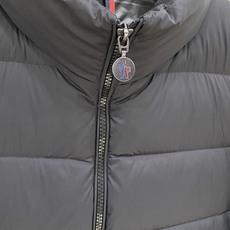 Moncler-盟可睐 2026FW秋冬新款男士立领横条轻薄羽绒服 90新国标白鸭绒填充,高密防钻绒尼龙面料,原版五金拉 Moncler-盟可睐 2026FW秋冬新款男士立领横条轻薄羽绒服 90新国标白鸭绒填充,高密防钻绒尼龙面料,原版五金拉