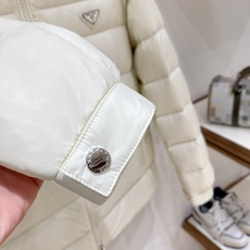 Prada-普拉达 2026FW秋冬新款男士立领横条羽绒服 90新国标白鸭绒填充,高密防风防钻绒尼龙面料,原版三角金属五 Prada-普拉达 2026FW秋冬新款男士立领横条羽绒服 90新国标白鸭绒填充,高密防风防钻绒尼龙面料,原版三角金属五