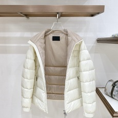 Prada-普拉达 2026FW秋冬新款男士立领横条羽绒服 90新国标白鸭绒填充,高密防风防钻绒尼龙面料,原版三角金属五 Prada-普拉达 2026FW秋冬新款男士立领横条羽绒服 90新国标白鸭绒填充,高密防风防钻绒尼龙面料,原版三角金属五