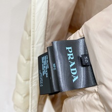 Prada-普拉达 2026FW秋冬新款男士立领横条羽绒服 90新国标白鸭绒填充,高密防风防钻绒尼龙面料,原版三角金属五 Prada-普拉达 2026FW秋冬新款男士立领横条羽绒服 90新国标白鸭绒填充,高密防风防钻绒尼龙面料,原版三角金属五