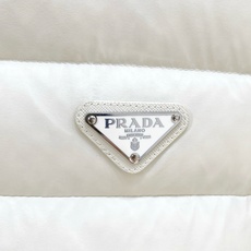 Prada-普拉达 2026FW秋冬新款男士立领横条羽绒服 90新国标白鸭绒填充,高密防风防钻绒尼龙面料,原版三角金属五 Prada-普拉达 2026FW秋冬新款男士立领横条羽绒服 90新国标白鸭绒填充,高密防风防钻绒尼龙面料,原版三角金属五
