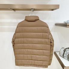 Moncler-盟可睐 2026FW秋冬新款男士立领横条轻薄羽绒服 90新国标白鸭绒填充,高密防钻绒尼龙面料,原版五金拉 Moncler-盟可睐 2026FW秋冬新款男士立领横条轻薄羽绒服 90新国标白鸭绒填充,高密防钻绒尼龙面料,原版五金拉