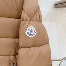 Moncler-盟可睐 2026FW秋冬新款男士立领横条轻薄羽绒服 90新国标白鸭绒填充,高密防钻绒尼龙面料,原版五金拉 Moncler-盟可睐 2026FW秋冬新款男士立领横条轻薄羽绒服 90新国标白鸭绒填充,高密防钻绒尼龙面料,原版五金拉