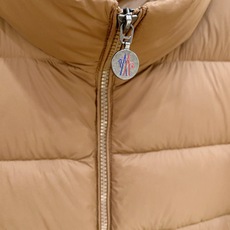 Moncler-盟可睐 2026FW秋冬新款男士立领横条轻薄羽绒服 90新国标白鸭绒填充,高密防钻绒尼龙面料,原版五金拉 Moncler-盟可睐 2026FW秋冬新款男士立领横条轻薄羽绒服 90新国标白鸭绒填充,高密防钻绒尼龙面料,原版五金拉