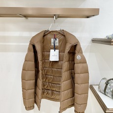Moncler-盟可睐 2026FW秋冬新款男士立领横条轻薄羽绒服 90新国标白鸭绒填充,高密防钻绒尼龙面料,原版五金拉 Moncler-盟可睐 2026FW秋冬新款男士立领横条轻薄羽绒服 90新国标白鸭绒填充,高密防钻绒尼龙面料,原版五金拉
