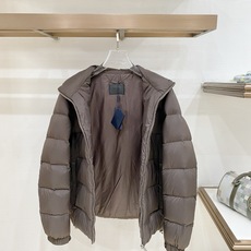 Prada-普拉达 2026FW秋冬新款男士立领横条羽绒服 90新国标白鸭绒填充,高密防风防钻绒尼龙面料,原版开模三角金 Prada-普拉达 2026FW秋冬新款男士立领横条羽绒服 90新国标白鸭绒填充,高密防风防钻绒尼龙面料,原版开模三角金