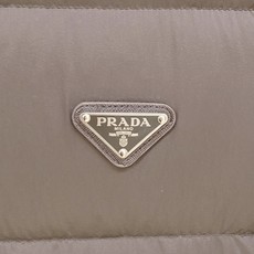 Prada-普拉达 2026FW秋冬新款男士立领横条羽绒服 90新国标白鸭绒填充,高密防风防钻绒尼龙面料,原版开模三角金 Prada-普拉达 2026FW秋冬新款男士立领横条羽绒服 90新国标白鸭绒填充,高密防风防钻绒尼龙面料,原版开模三角金