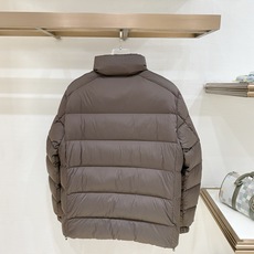 Prada-普拉达 2026FW秋冬新款男士立领横条羽绒服 90新国标白鸭绒填充,高密防风防钻绒尼龙面料,原版开模三角金 Prada-普拉达 2026FW秋冬新款男士立领横条羽绒服 90新国标白鸭绒填充,高密防风防钻绒尼龙面料,原版开模三角金