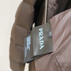 Prada-普拉达 2026FW秋冬新款男士立领横条羽绒服 90新国标白鸭绒填充,高密防风防钻绒尼龙面料,原版开模三角金 Prada-普拉达 2026FW秋冬新款男士立领横条羽绒服 90新国标白鸭绒填充,高密防风防钻绒尼龙面料,原版开模三角金