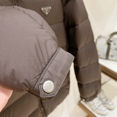 Prada-普拉达 2026FW秋冬新款男士立领横条羽绒服 90新国标白鸭绒填充,高密防风防钻绒尼龙面料,原版开模三角金 Prada-普拉达 2026FW秋冬新款男士立领横条羽绒服 90新国标白鸭绒填充,高密防风防钻绒尼龙面料,原版开模三角金