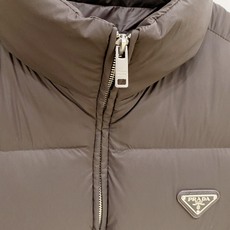 Prada-普拉达 2026FW秋冬新款男士立领横条羽绒服 90新国标白鸭绒填充,高密防风防钻绒尼龙面料,原版开模三角金 Prada-普拉达 2026FW秋冬新款男士立领横条羽绒服 90新国标白鸭绒填充,高密防风防钻绒尼龙面料,原版开模三角金