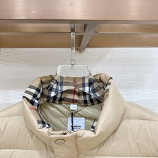 Burberry-博柏利 2026FW秋冬新款男士立领横条轻薄羽绒服 90新国标白鸭绒填充,高密防风防钻绒尼龙面料,原版 Burberry-博柏利 2026FW秋冬新款男士立领横条轻薄羽绒服 90新国标白鸭绒填充,高密防风防钻绒尼龙面料,原版