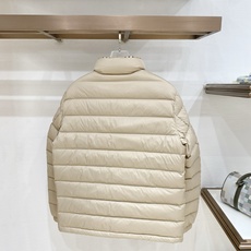 Burberry-博柏利 2026FW秋冬新款男士立领横条轻薄羽绒服 90新国标白鸭绒填充,高密防风防钻绒尼龙面料,原版 Burberry-博柏利 2026FW秋冬新款男士立领横条轻薄羽绒服 90新国标白鸭绒填充,高密防风防钻绒尼龙面料,原版
